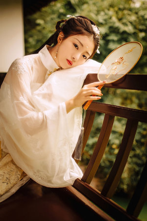 跪撅扒开晾臀当众抽打